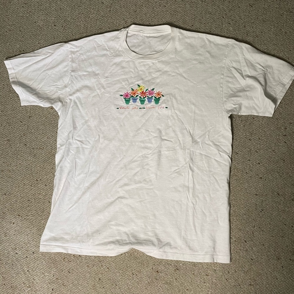 Cute white t-shirt with flowers embroidered.